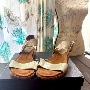 SOFFT metalic gold sandals 9.5